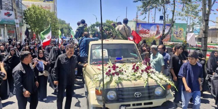 نمایی از آرامگاه ابدی شهید والامقام «امیرطاها محمدی» در کنار شهدای ماهدشت